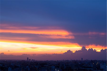 simsearch:622-07519984,k - Cityscape at sunset Fotografie stock - Premium Royalty-Free, Codice: 622-06369649