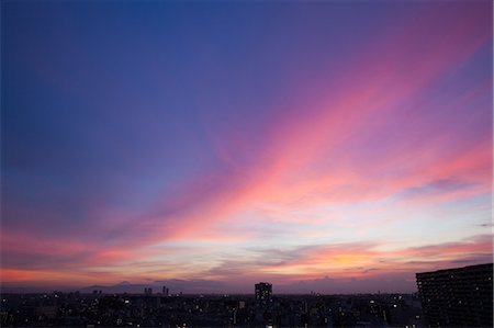 simsearch:859-09228425,k - Cityscape at sunset Fotografie stock - Premium Royalty-Free, Codice: 622-06369651