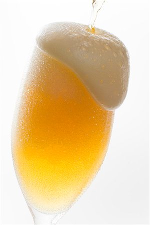 desbordarse - Pouring beer Foto de stock - Sin royalties Premium, Código: 622-06369895