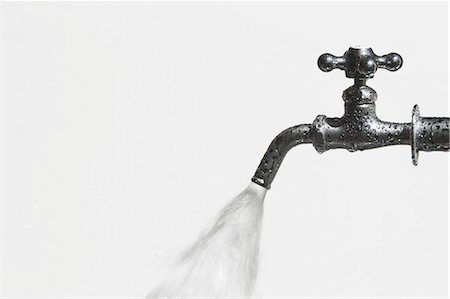 Water flowing from faucet Foto de stock - Sin royalties Premium, Código: 622-06369914