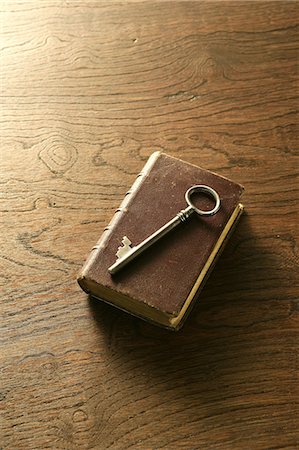 secret (mysterious or hidden) - Old key on book Foto de stock - Sin royalties Premium, Código: 622-06369966