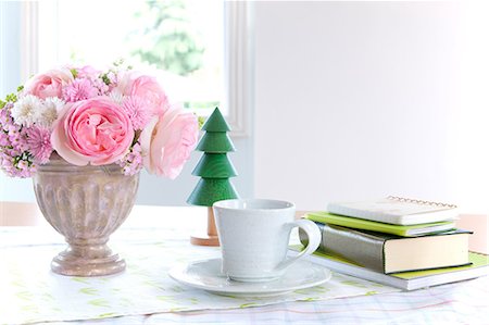 Coffee cup and  vase with roses Foto de stock - Royalty Free Premium, Número: 622-06370089