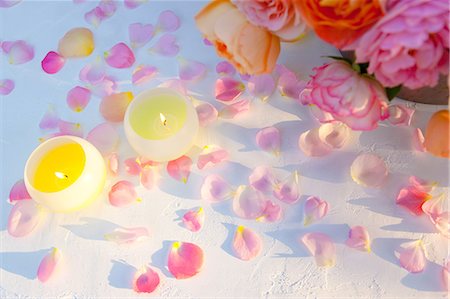 Candles and rose petals Fotografie stock - Premium Royalty-Free, Codice: 622-06370083