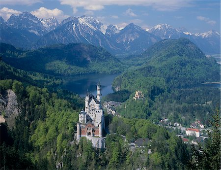 Neuschwanstein Castle surrounded by green Stock Photo - Premium Royalty-Free, Code: 622-06370232