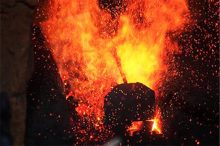 factory and closeup - Metal furnace Foto de stock - Sin royalties Premium, Código: 622-06397865