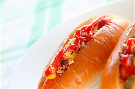 Close up of two hot dogs Foto de stock - Royalty Free Premium, Número: 622-06397977