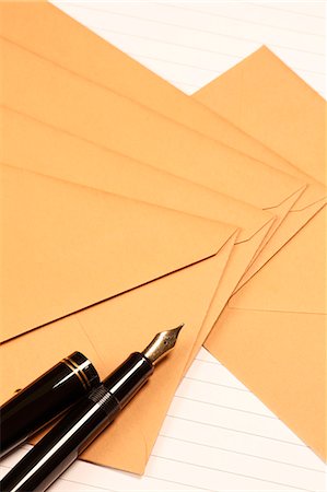 penna stilografica - Fountain pen and envelopes Fotografie stock - Premium Royalty-Free, Codice: 622-06397984