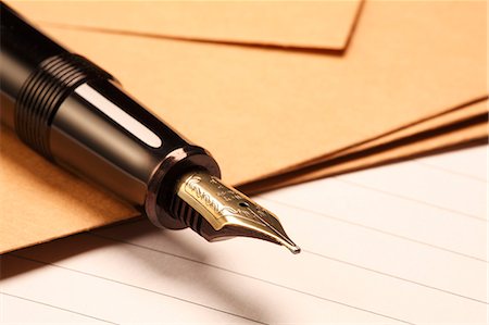 penna stilografica - Close up of fountain pen and envelopes Fotografie stock - Premium Royalty-Free, Codice: 622-06397985