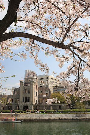 Cherry trees and the Hiroshima Peace Memorial Foto de stock - Sin royalties Premium, Código: 622-06398584