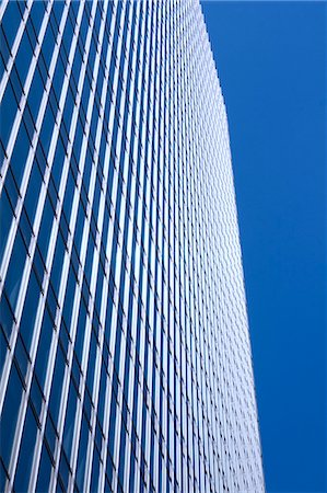Immeuble de bureaux et de ciel bleu Photographie de stock - Premium Libres de Droits, Code: 622-06439259