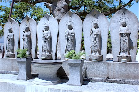 Jizo statues in Japanese Buddhist cemetery Foto de stock - Sin royalties Premium, Código: 622-06439305