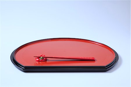 simsearch:622-06439318,k - Red lacquered tray and chopsticks on white background Foto de stock - Sin royalties Premium, Código: 622-06439315