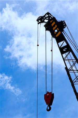 Construction crane against blue sky Foto de stock - Sin royalties Premium, Código: 622-06439311