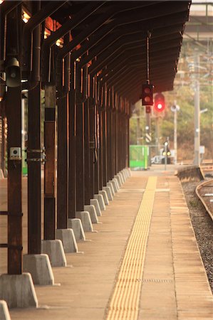 flat roof - Mojiko JR station platform, Fukuoka Prefecture Stock Photo - Premium Royalty-Free, Code: 622-06439358