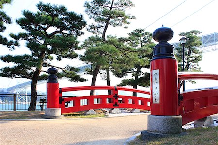 Traditionnel japonais arqué pont et le pont Kanmon droites en arrière-plan, la préfecture de Yamaguchi Photographie de stock - Premium Libres de Droits, Code: 622-06439359