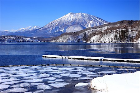 frozen forest - Mountains covered in snow and Nojiri lake in Shinanomachi, Nagano Prefecture Stock Photo - Premium Royalty-Free, Code: 622-06439494