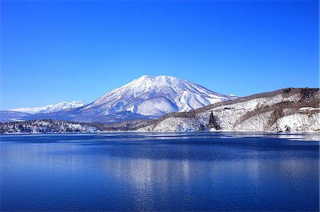 Montagnes couvertes de neige et le lac Nojiri Shinanomachi, préfecture de Nagano Photographie de stock - Premium Libres de Droits, Code: 622-06439493