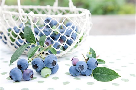 early fruit - Close up of blueberries with leaves on a table Stock Photo - Premium Royalty-Free, Code: 622-06439648