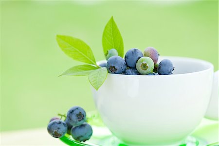 early fruit - Close up of blueberries with leaves in a white cup Stock Photo - Premium Royalty-Free, Code: 622-06439649