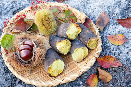 Basket of chestnuts and sweet potatoes with dry leaves Foto de stock - Sin royalties Premium, Código: 622-06439659