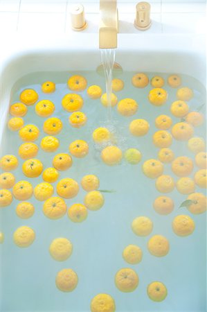 Bathtub with Yuzu fruits Stock Photo - Premium Royalty-Free, Code: 622-06439669