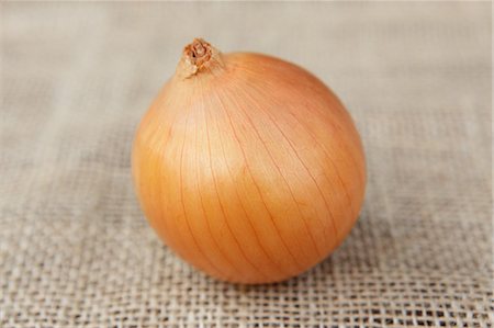Onion on hemp cloth Stock Photo - Premium Royalty-Free, Code: 622-06439825