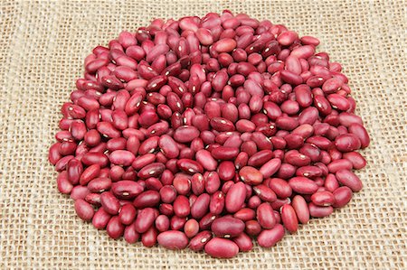 Red kidney beans on hemp cloth Foto de stock - Sin royalties Premium, Código: 622-06439834