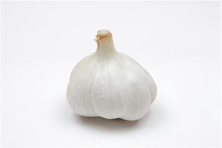 simsearch:622-06842462,k - Garlic against white background Stock Photo - Premium Royalty-Free, Code: 622-06439842