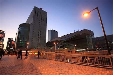 returning home - Osaka train station Foto de stock - Sin royalties Premium, Código: 622-06439886