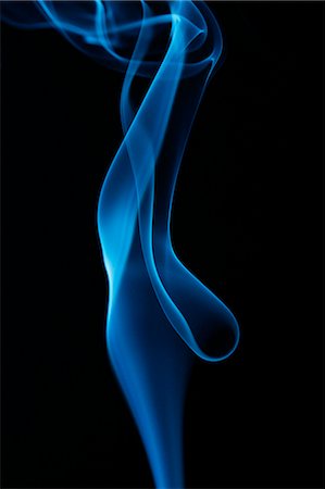 simsearch:622-06486778,k - Blue smoke on black background Foto de stock - Sin royalties Premium, Código: 622-06486714