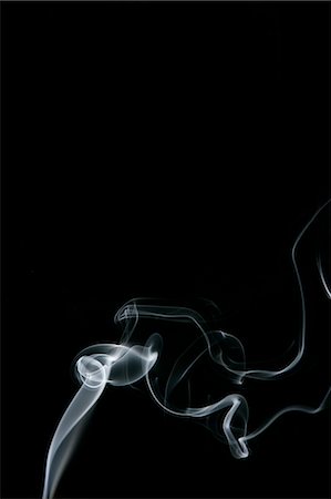 simsearch:622-06548901,k - White smoke on black background Foto de stock - Sin royalties Premium, Código: 622-06486742