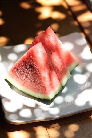 Watermelon on a plate Photographie de stock - Premium Libres de Droits, Code: 622-06548716