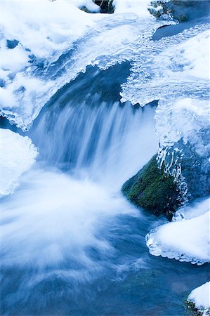 enero - Small waterfall at winter Foto de stock - Sin royalties Premium, Código: 622-06548960