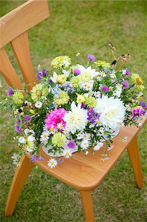 Flower bouquet on wooden chair Photographie de stock - Premium Libres de Droits, Code: 622-06548991