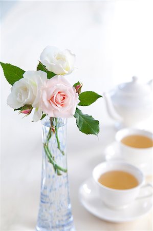 picture with three colored cups - Herbal tea and a roses in a vase Stock Photo - Premium Royalty-Free, Code: 622-06549027