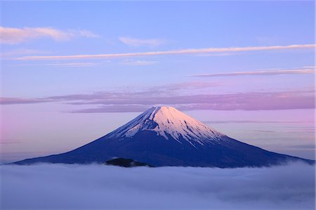 Sea of ??clouds and morning glow at Mount Fuji Photographie de stock - Premium Libres de Droits, Code: 622-06549253