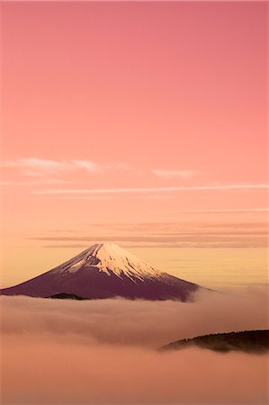 Sea of ??clouds and morning glow at Mount Fuji Foto de stock - Sin royalties Premium, Código: 622-06549261