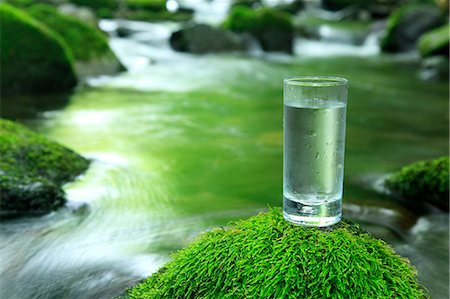 Glass of water near a mountain stream Stock Photo - Premium Royalty-Free, Code: 622-06549330