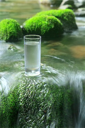 Glass of water near a mountain stream Foto de stock - Sin royalties Premium, Código: 622-06549333