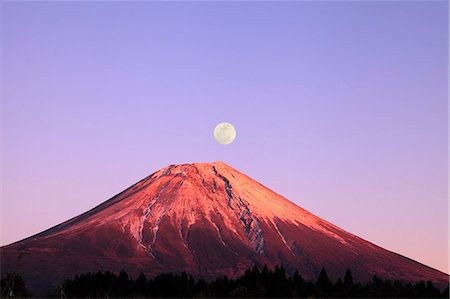 red mountains - Mount Fuji and full moon, Shizuoka Prefecture Foto de stock - Sin royalties Premium, Código: 622-06809643