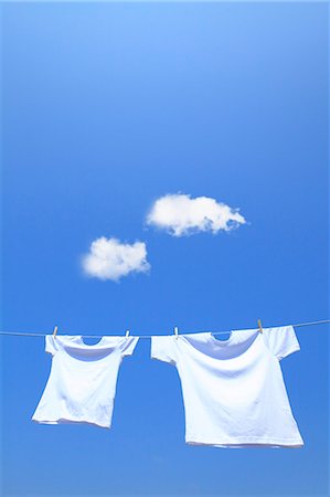 pince à linge - T-shirts and sky with clouds Photographie de stock - Premium Libres de Droits, Code: 622-06842592