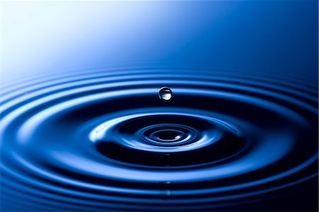 Ripples in blue water Foto de stock - Royalty Free Premium, Número: 622-06900259