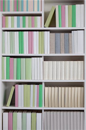 White bookshelf Stock Photo - Premium Royalty-Free, Code: 622-06900304