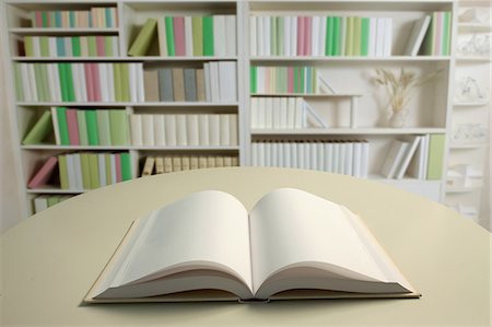 Book and white bookshelf Foto de stock - Sin royalties Premium, Código: 622-06900302