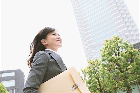 recruit - Businesswoman with envelope walking Foto de stock - Sin royalties Premium, Código: 622-06900446