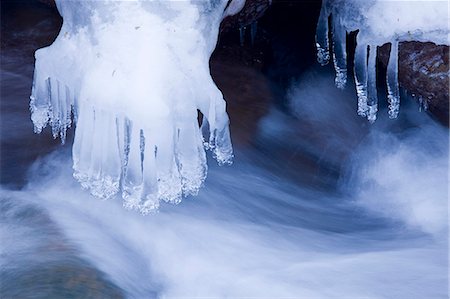 simsearch:622-09101140,k - Icicles and water stream Photographie de stock - Premium Libres de Droits, Code: 622-06900560