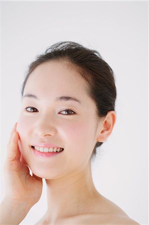 Young woman with no make-up smiling at camera Stock Photo - Premium Royalty-Free, Code: 622-06964246