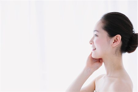 simsearch:622-06964297,k - Young woman with no make-up smiling Stock Photo - Premium Royalty-Free, Code: 622-06964251