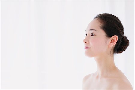 Young woman with no make-up looking away Stock Photo - Premium Royalty-Free, Code: 622-06964253