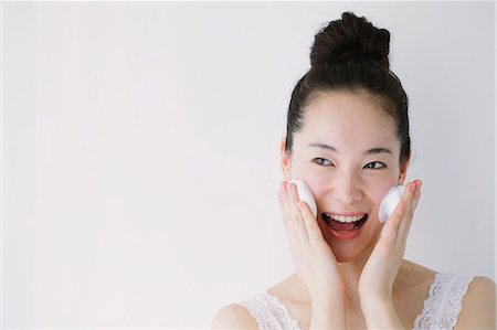 simsearch:622-06964327,k - Young woman putting face-wash foam Fotografie stock - Premium Royalty-Free, Codice: 622-06964274